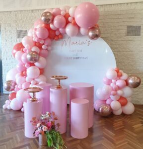 Montaje de decoración con globos para bautizos color rosa