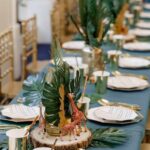 Plantas tropicales como centros de mesa para fiesta de safari